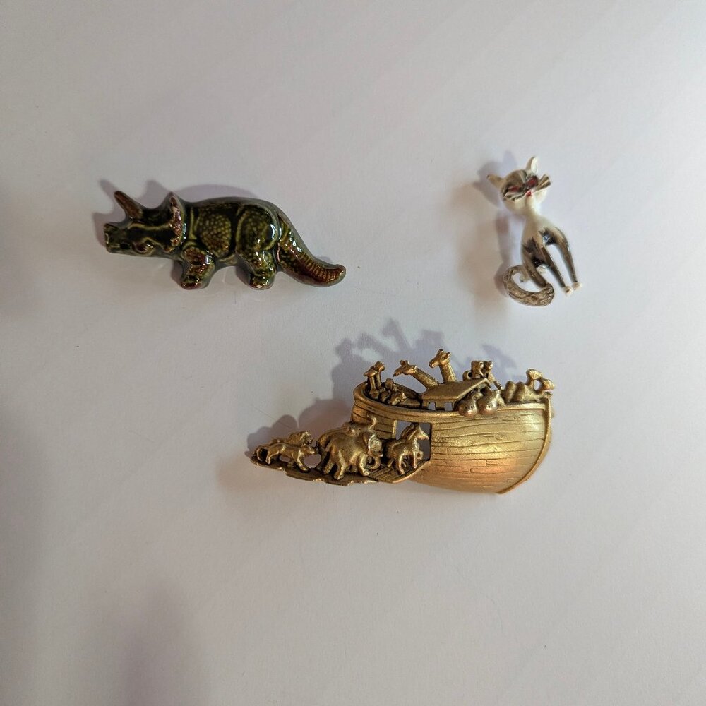 Brooches Lot Dinosaur Ceramic* White Kitty Cat Enamel red eyes* Noah's Arc Boat